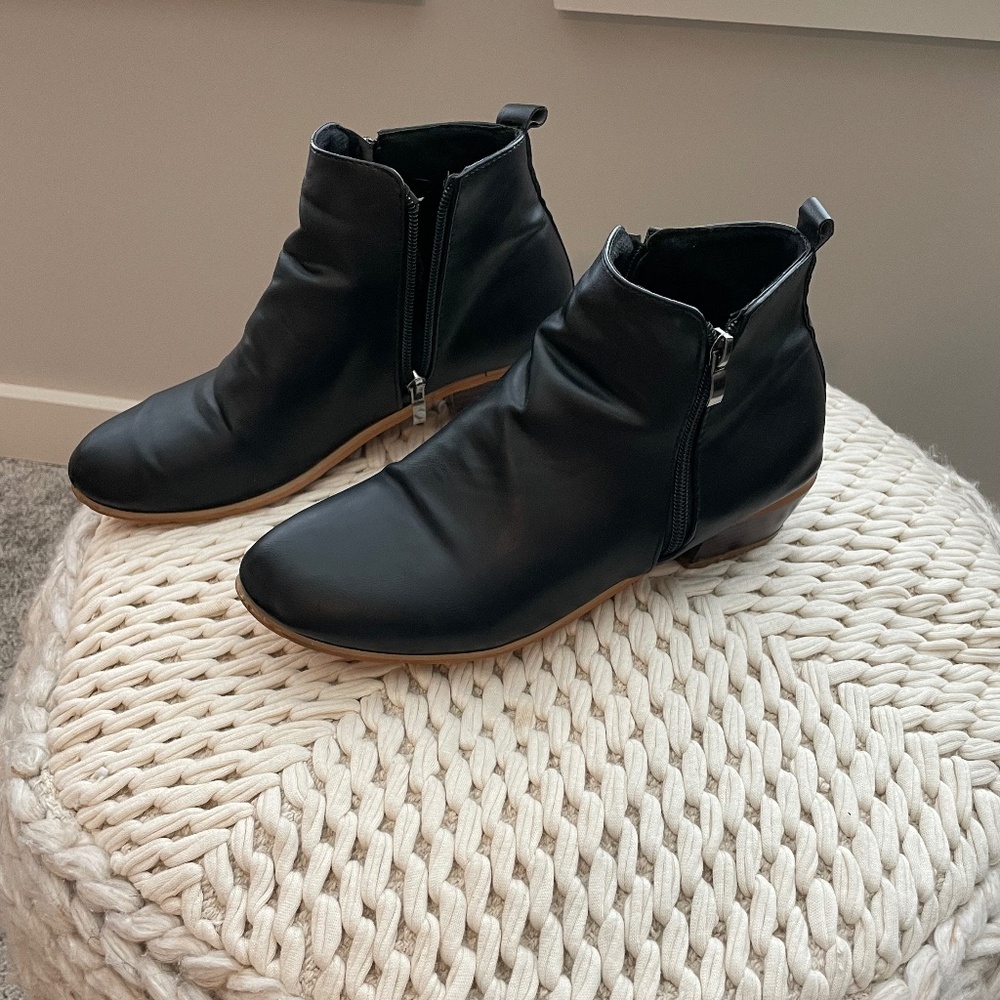 Black leather ankle boots sz9